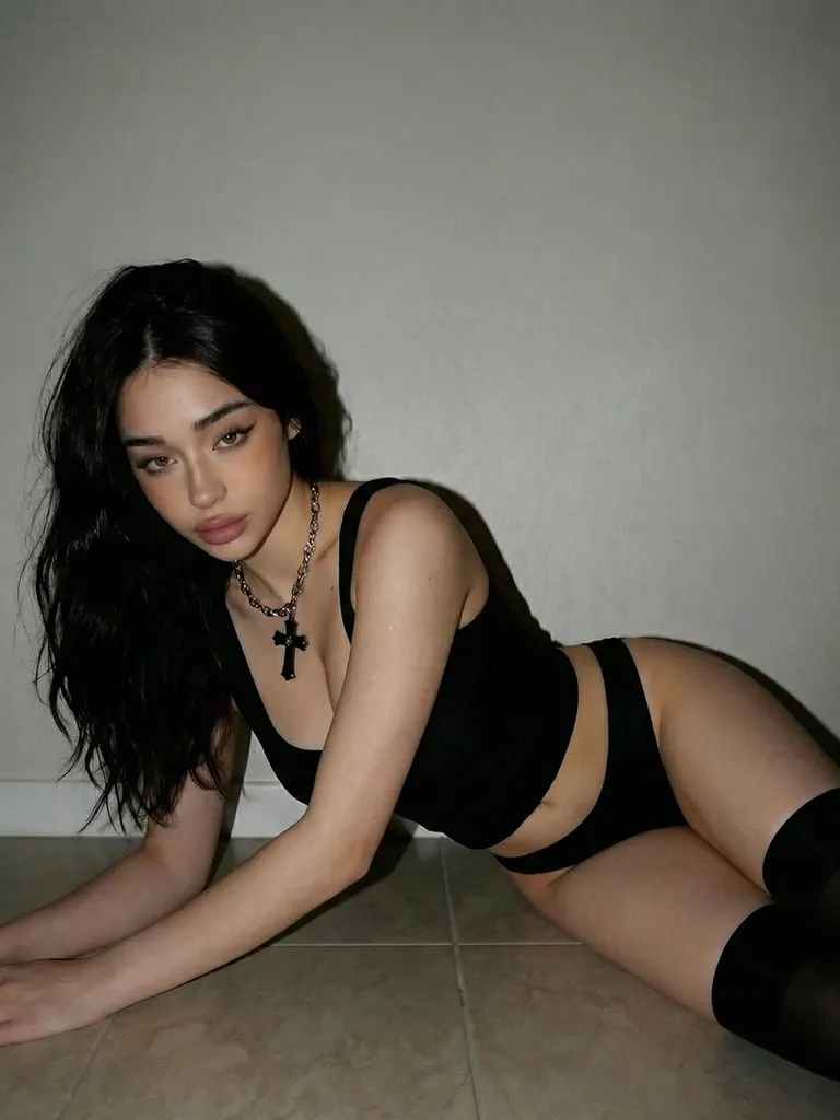 E-girl · Moody Flash Kneeling, example 2 of 3