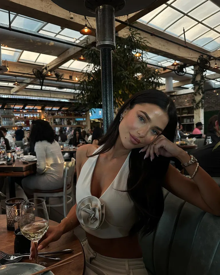 Lifestyle · Chic restaurant dinner, example 3 of 3