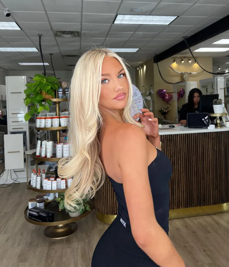 Lifestyle · Fresh blowout reveal, example 3 of 4