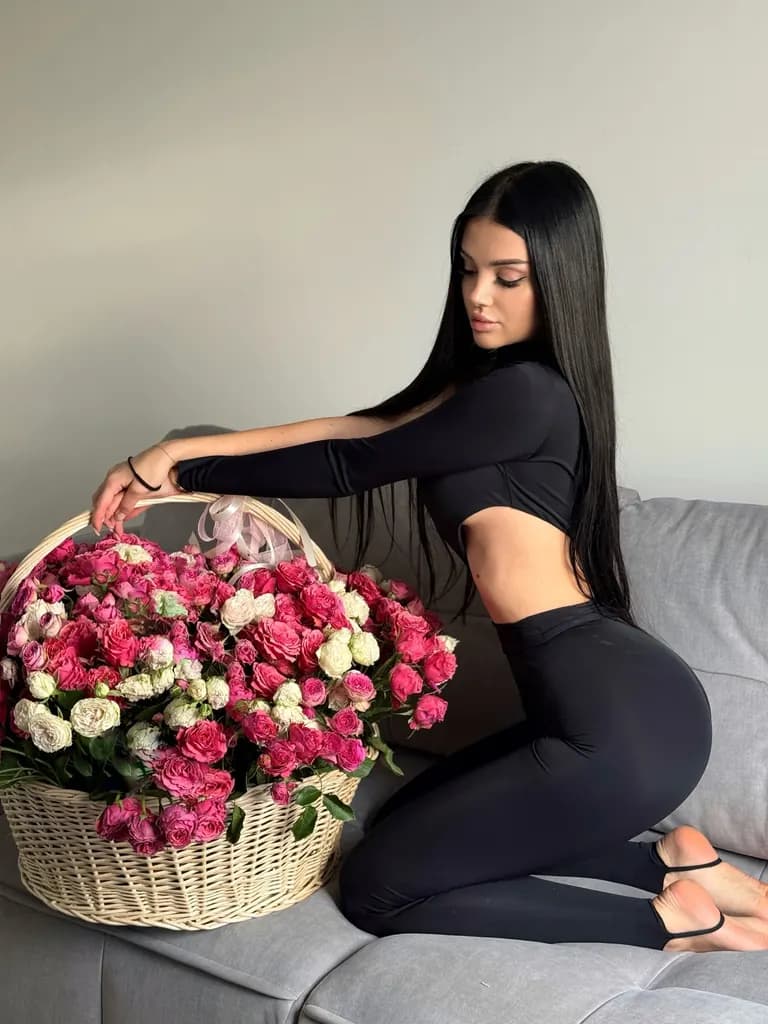 Luxury · Giant Rose Basket, example 2 of 2