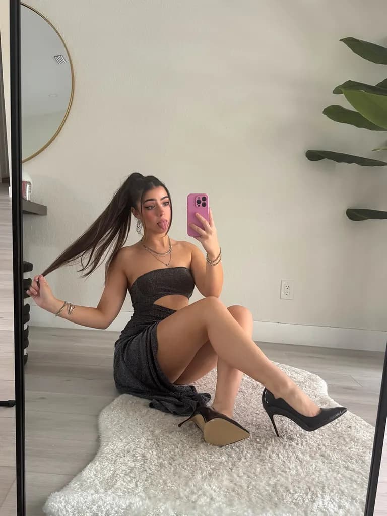 Selfies · Floor mirror selfie, example 2 of 4