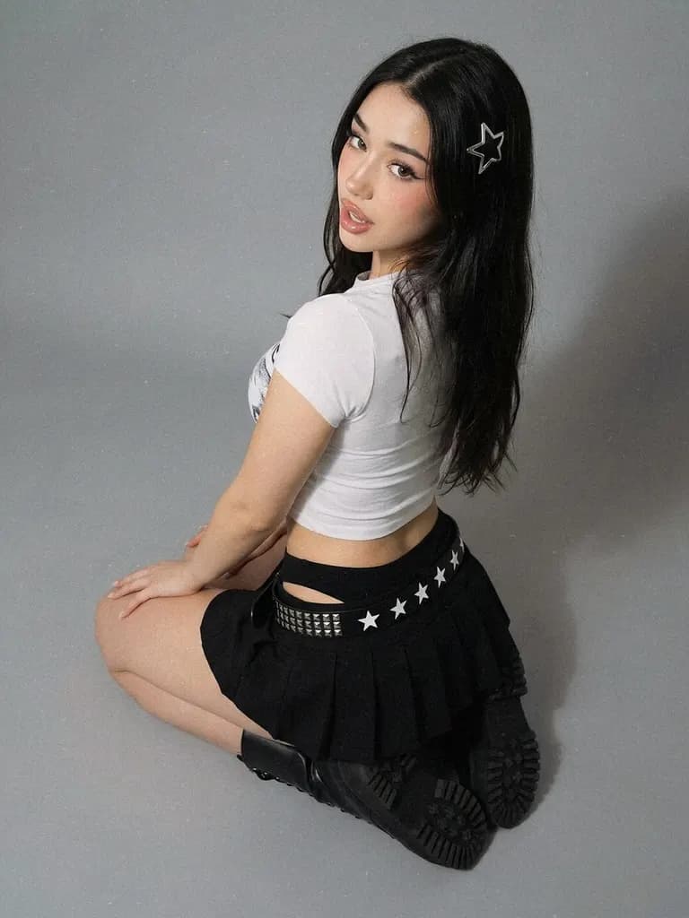 Studio shoot · Edgy Studio Kneeling, example 3 of 4